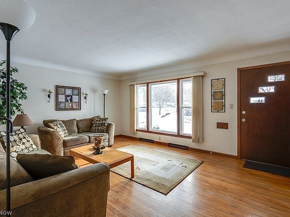 3rd image of 388 Fairwood Cir