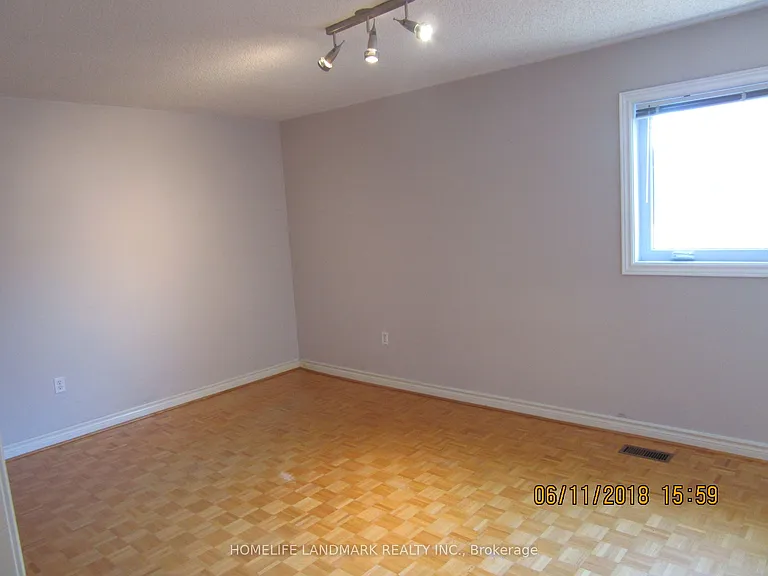 279 Chambers Cres — Photo 14