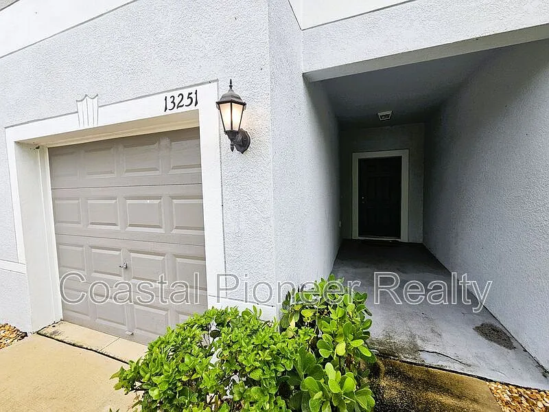 3 bed, 2.5 bath, 1634 sqft, $2,000 — Photo 2