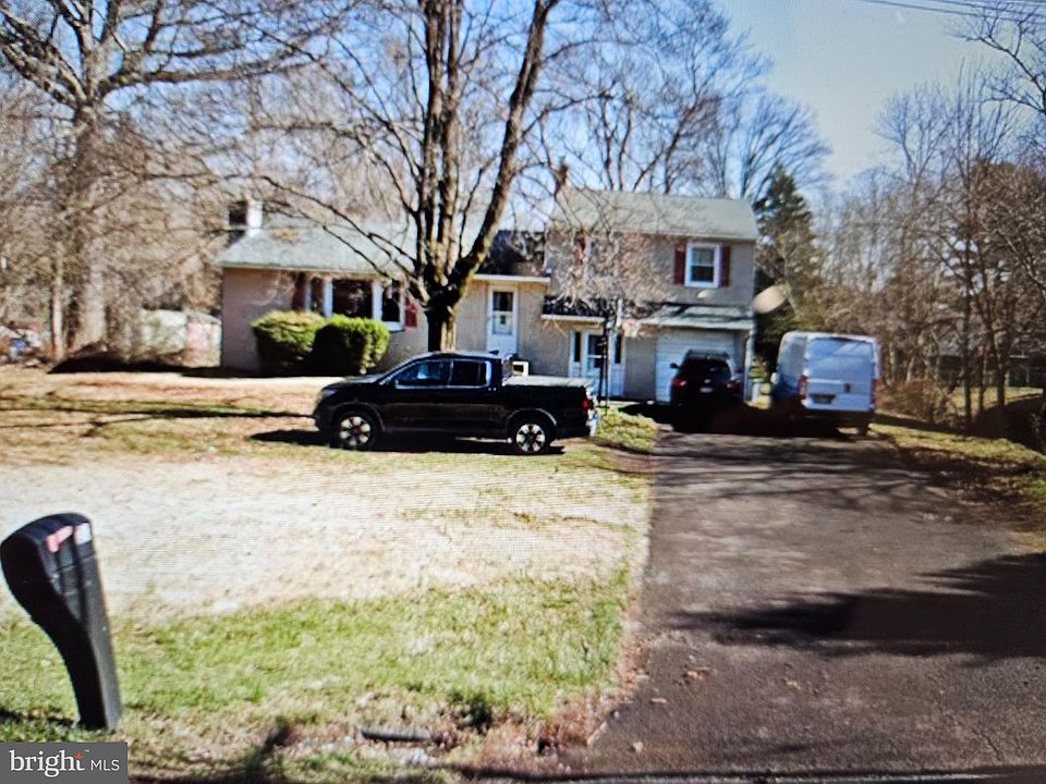 1st image of 921 W Bristol Rd