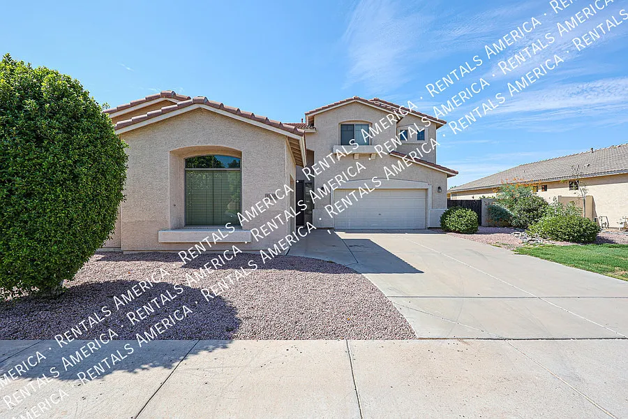 Beautiful 5 bedroom home — Photo 1