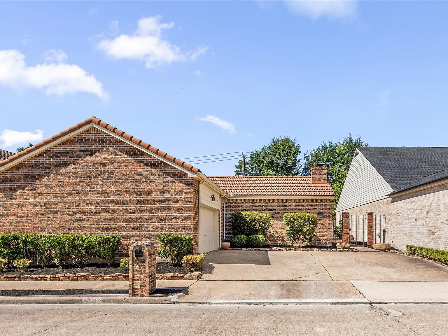 3 bed, 2.0 bath, 2132 sqft, $2,600 — Photo 3