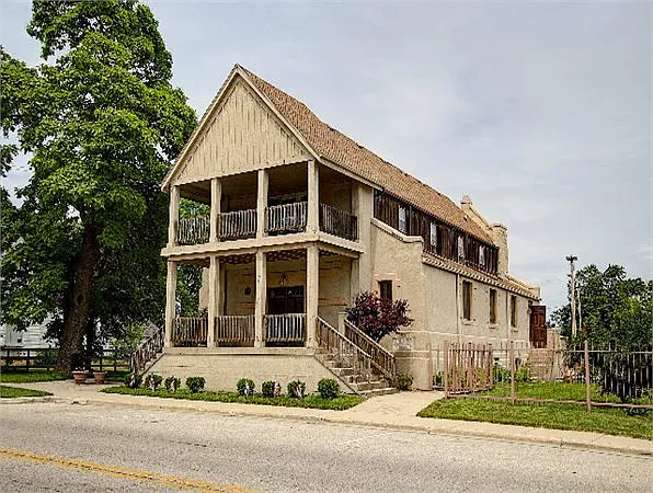 210 N 2nd St photo 1