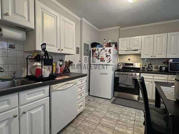 2nd image of 96 Strathmore Rd #2