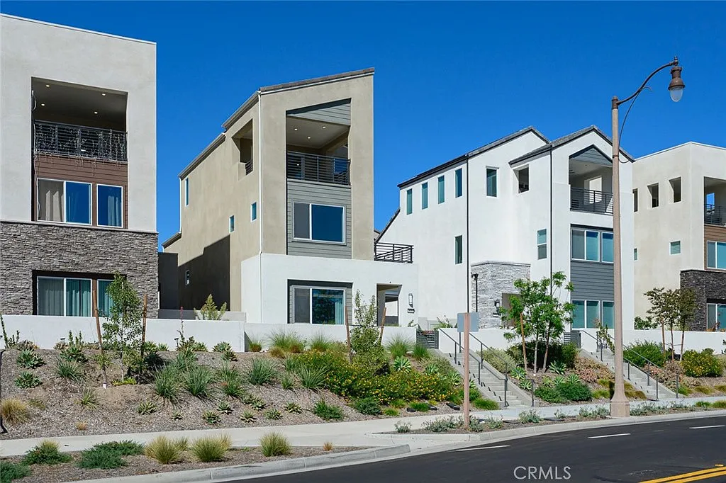5 bed, 4.5 bath, 2891 sqft, $6,950 — Photo 1