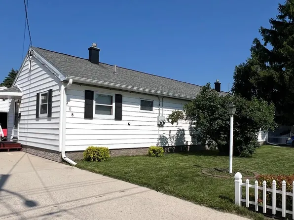 908 S 36th St, Manitowoc, WI 54220