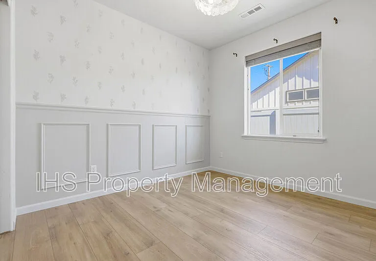 1918 Elm Pl — Photo 13