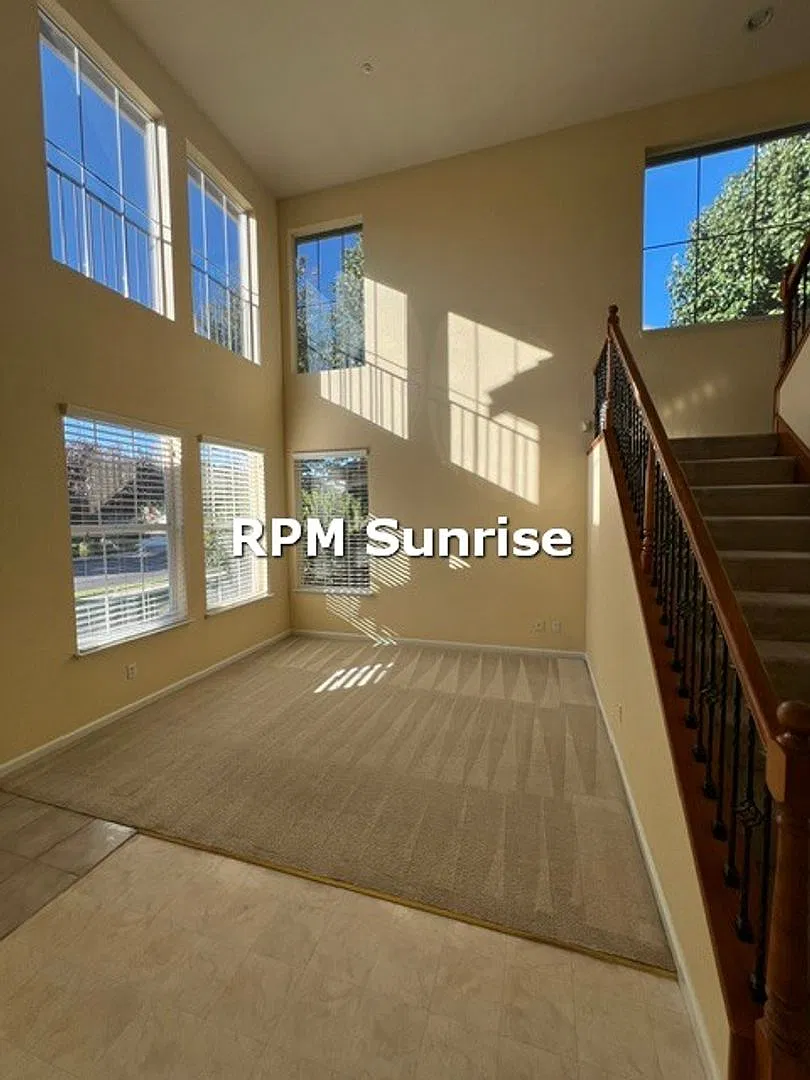 Spacious 5BR/2.5BA Home in Brentwood Open Floor Plan, High Ceilings — Photo 3