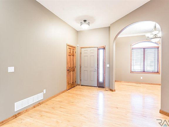 4th image of 1509 W Killarney St