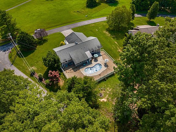 3rd image of 215 Red Bud Ct
