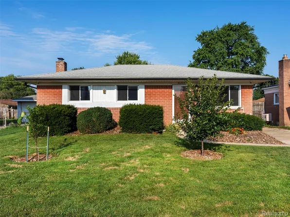 30709 Indigo St, Roseville, MI 48066