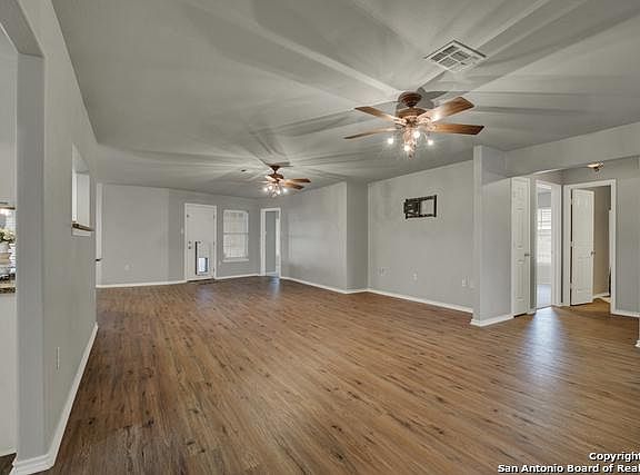 4th image of 121 Castlewood Dr