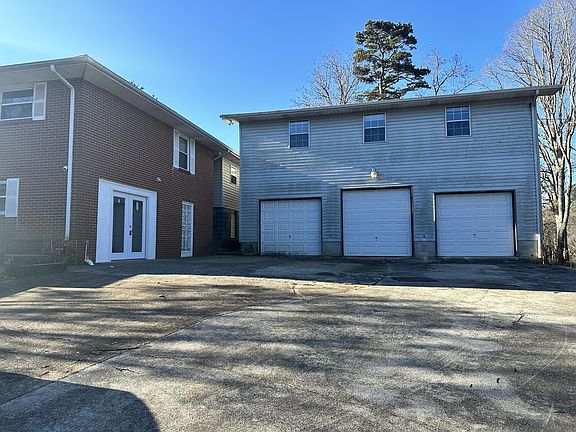 3rd image of 817 Hillcrest Dr