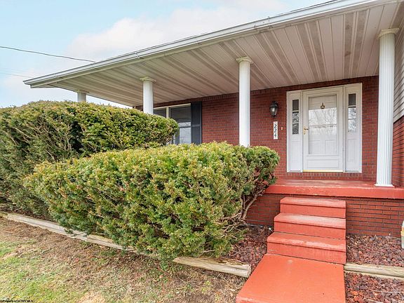 5th image of 224 Hemlock Ln