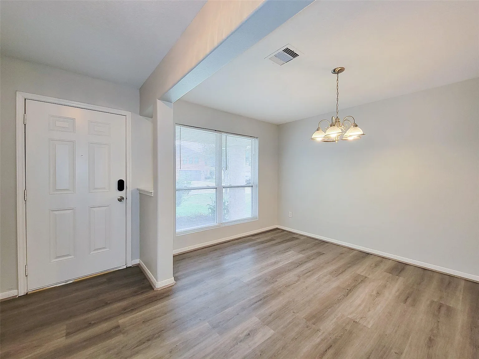4 bed, 2.5 bath, 3300 sqft, $2,299 — Photo 4