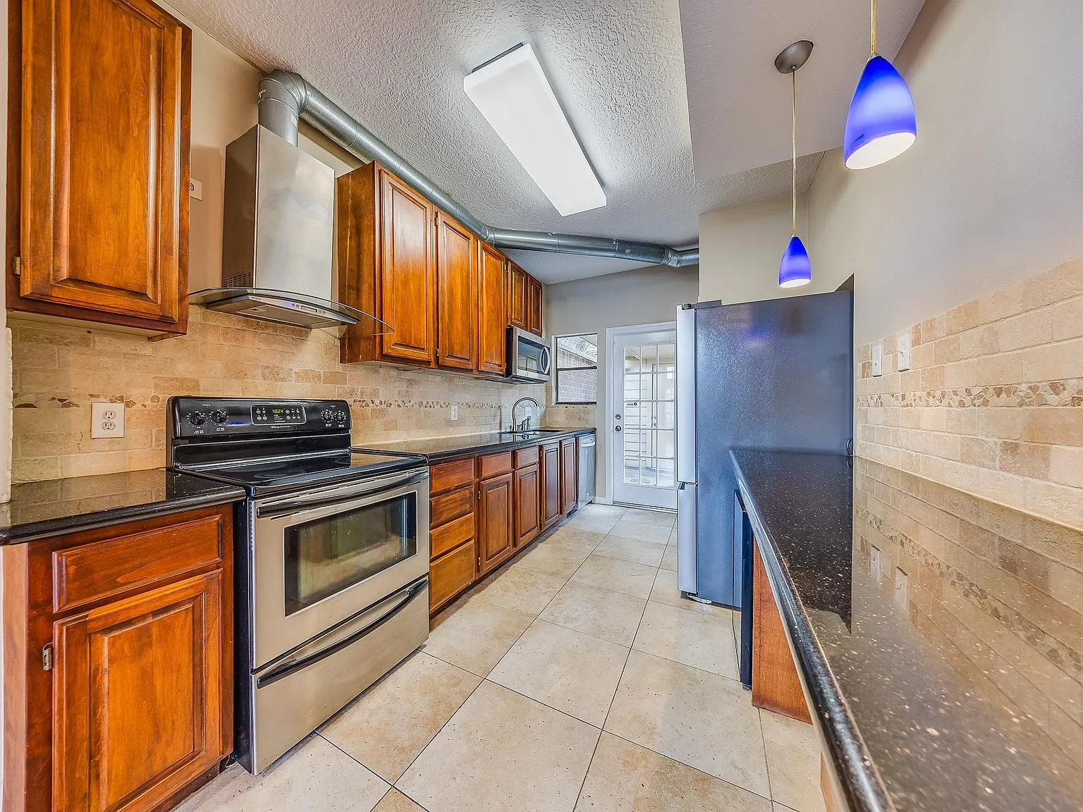2 bed, 2.0 bath, 1252 sqft, $2,600 — Photo 2