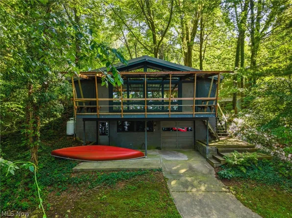511 W Shore Dr, Lucas, OH 44843