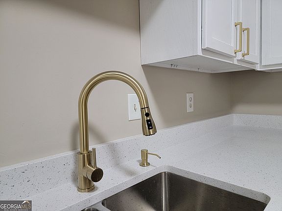 4th image of 2264 Nicole Dr