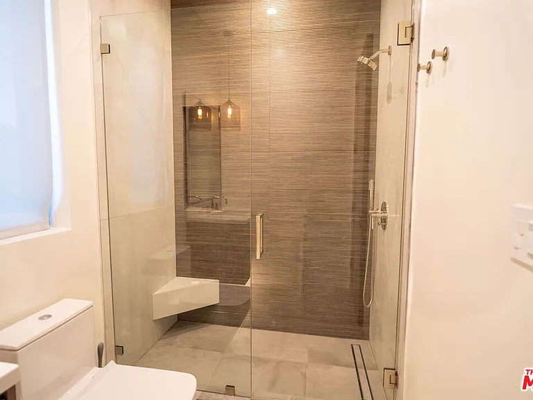 829 N Ogden Dr — Photo 37
