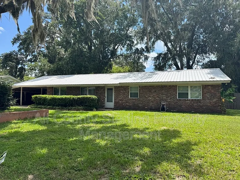 353 SE Olustee Ave — Photo 1