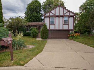 404 Aurora Ct, Vernon Hills, IL