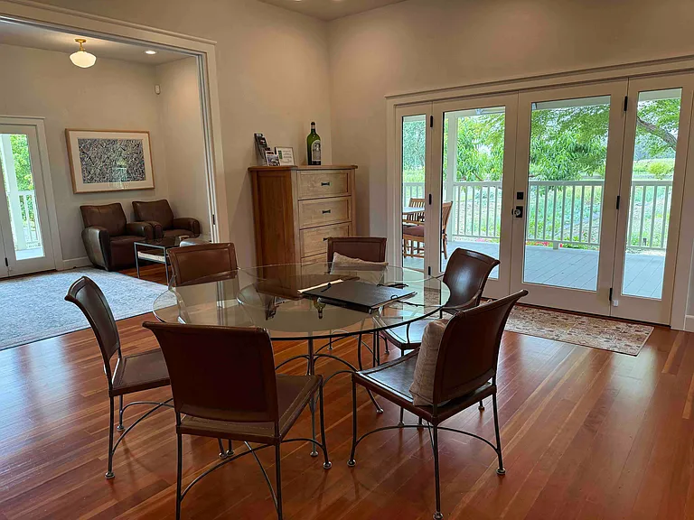 1555 Skellenger Ln — Photo 2