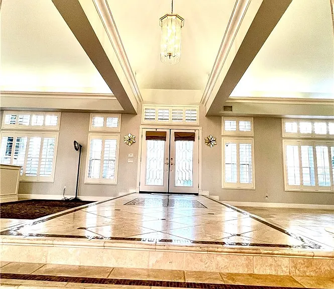 685 Bradbury Dr — Photo 2