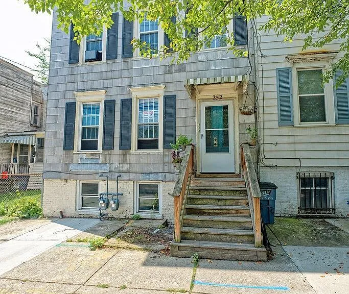 252 Morton Ave — Photo 1