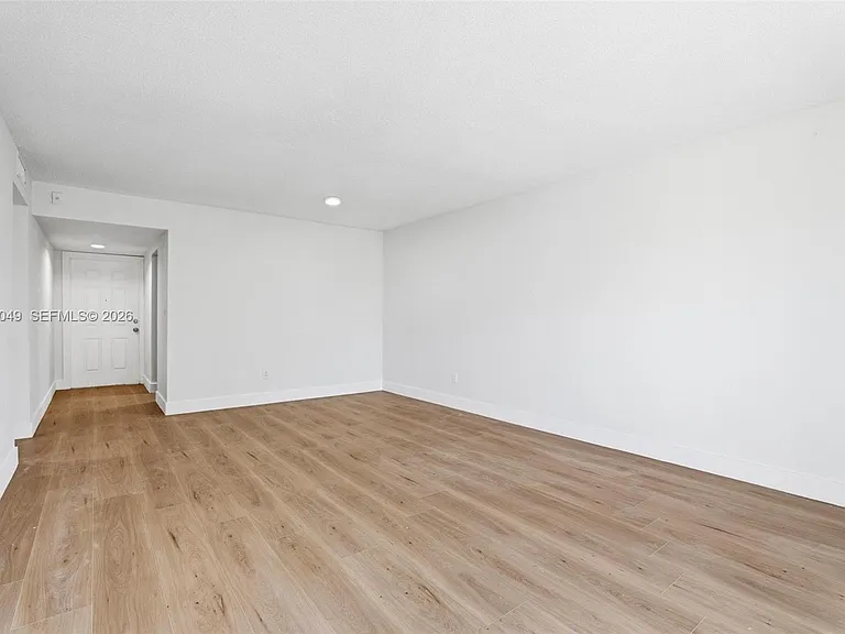 15205 NE 6th Ave #D305 — Photo 3