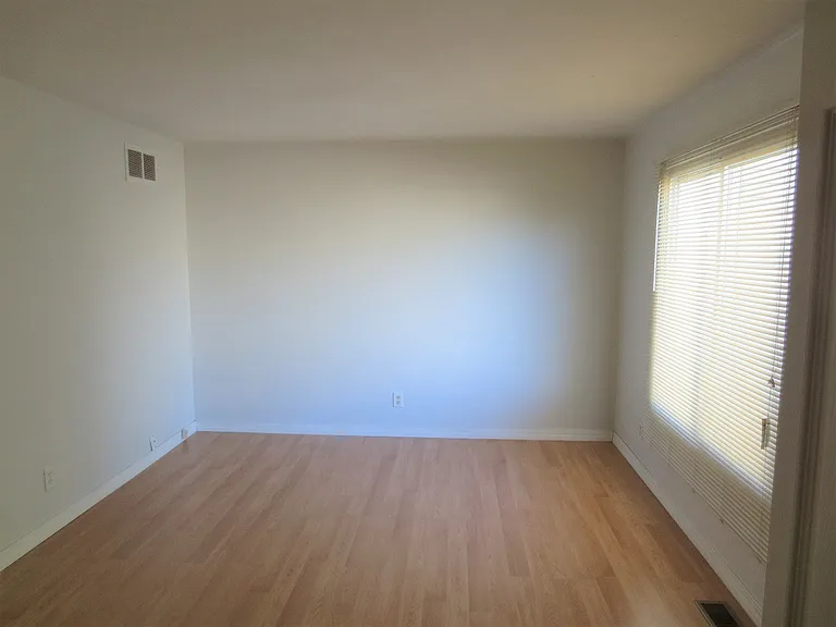 421 Colony Ct — Photo 2