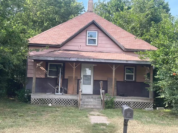 621 E 4th St, Wellington, KS 67152