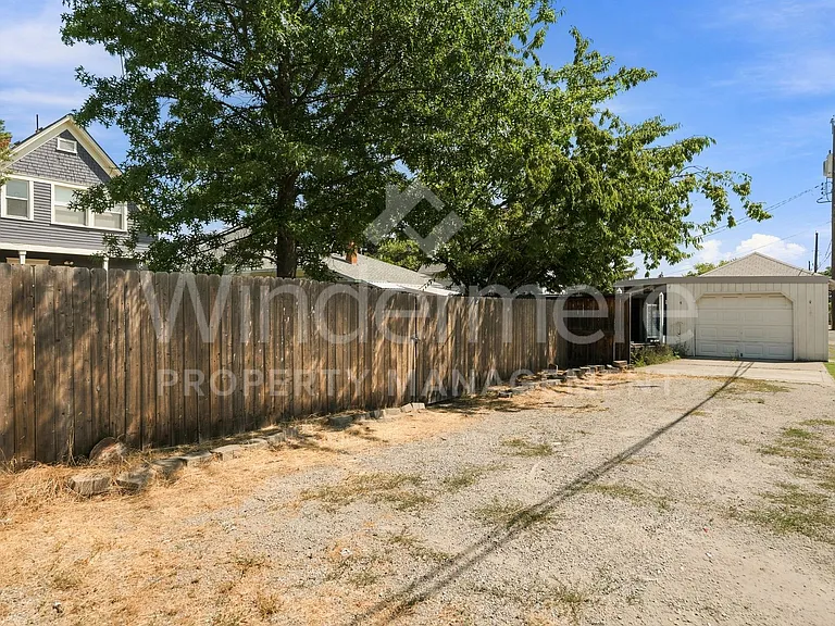 914 E Indiana Ave — Photo 36