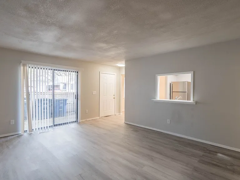 1355 E 60th St Duplex — Photo 9