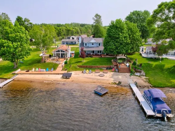 4228 Lakeview Dr, Mayville, MI 48744