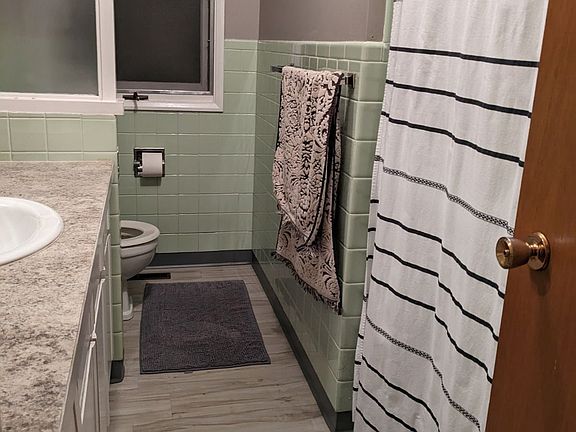 Main bathroom with tub