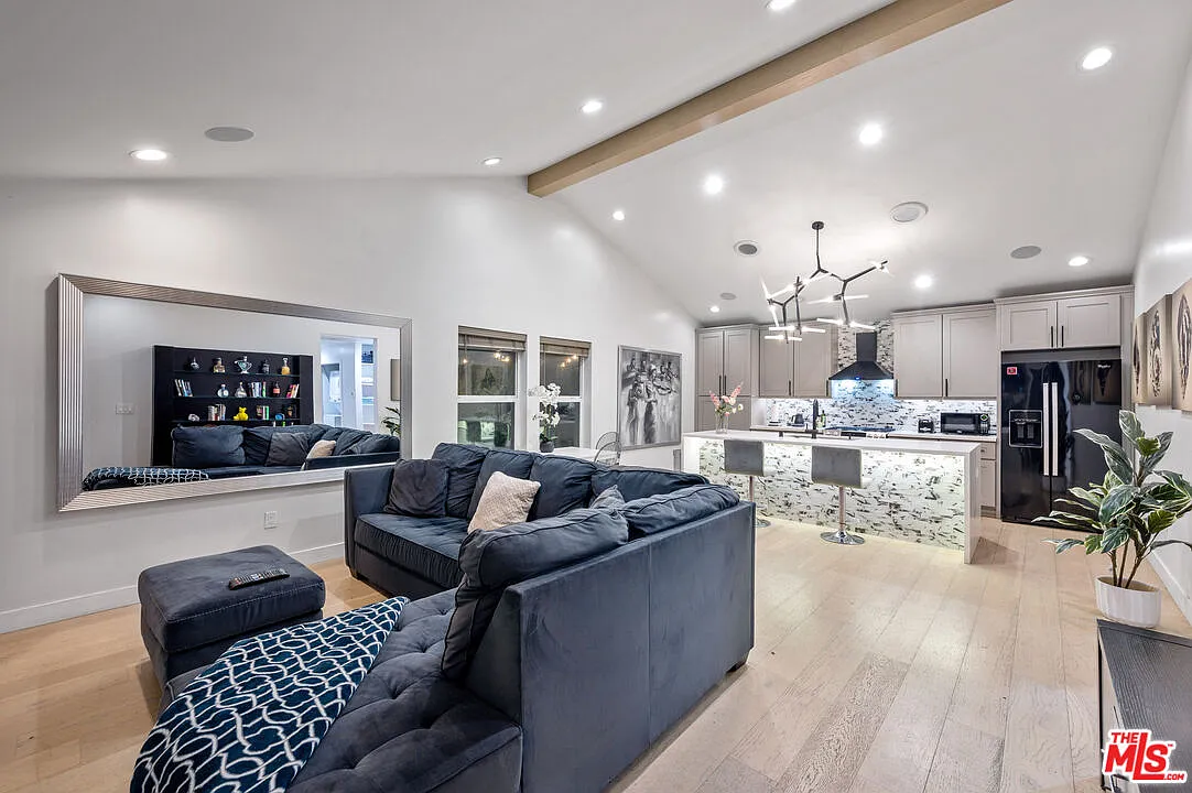 3 bed, 2.0 bath, 1295 sqft, $4,099 — Photo 2