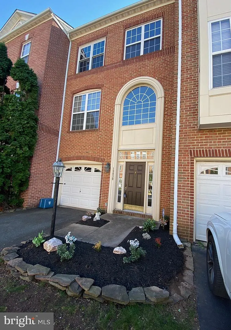 3 bed, 1700 sqft, $3,300 — Photo 2