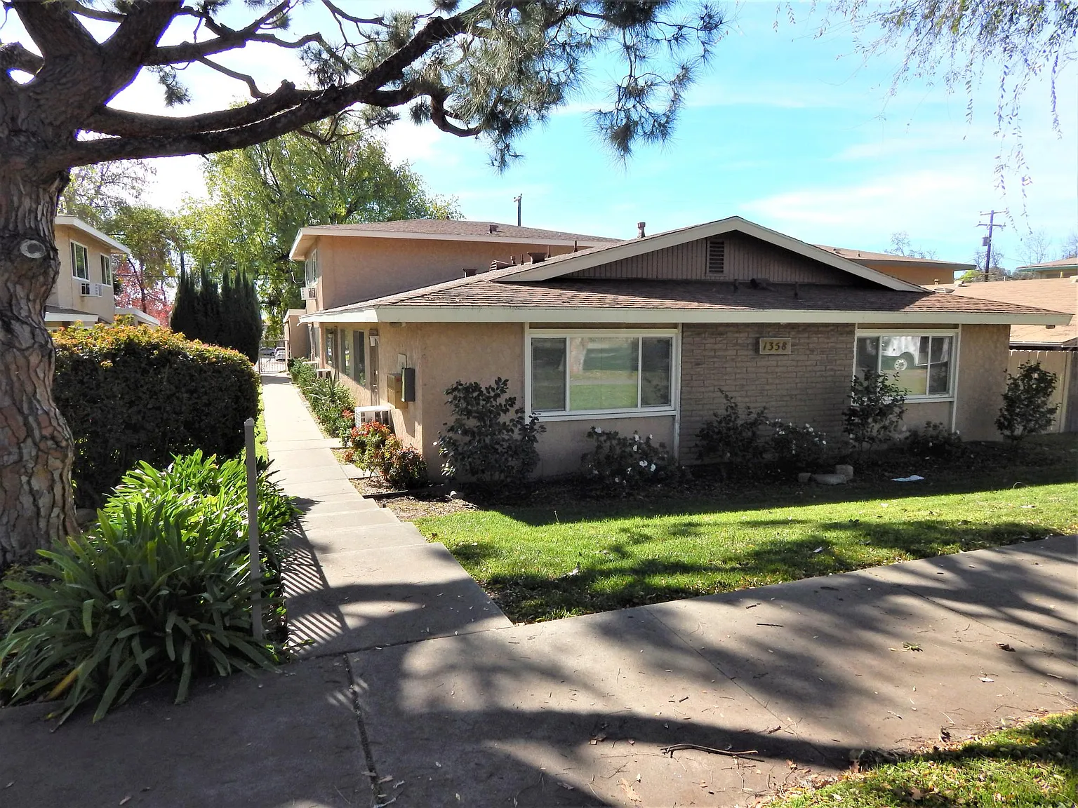 2 bed, 1.5 bath, 1007 sqft, $1,900 — Photo 1