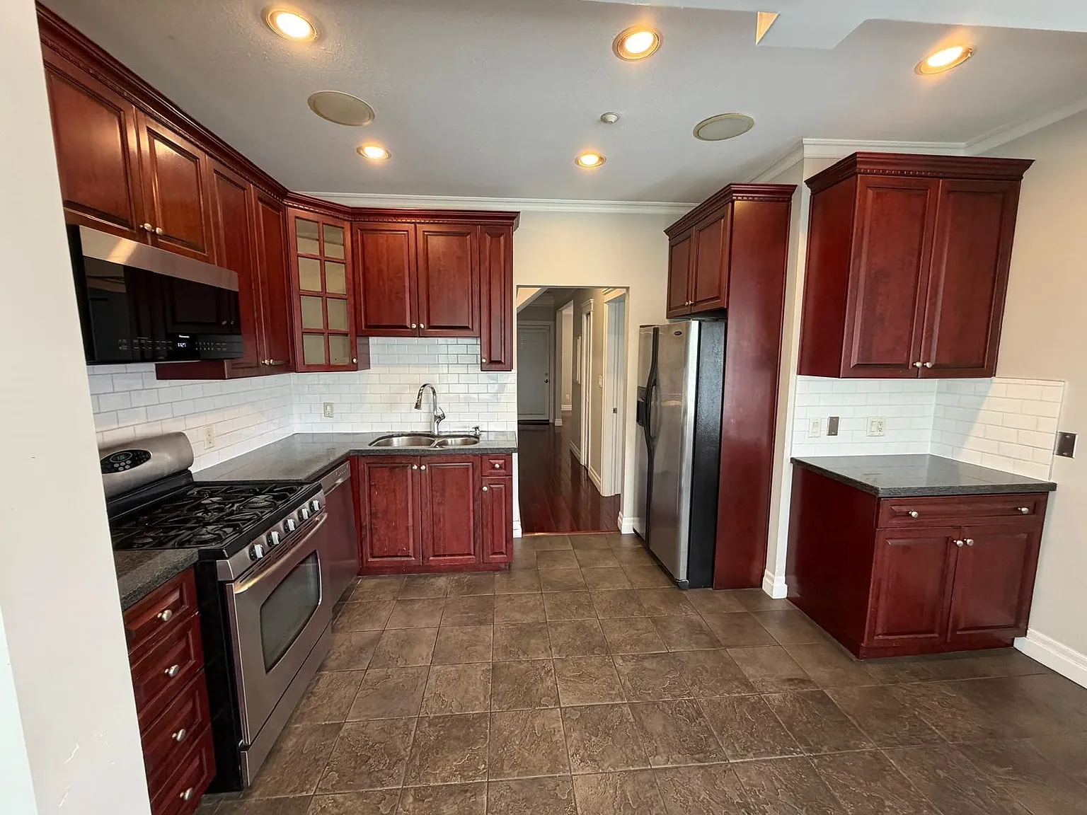2 bed, 900 sqft, $2,550 — Photo 2