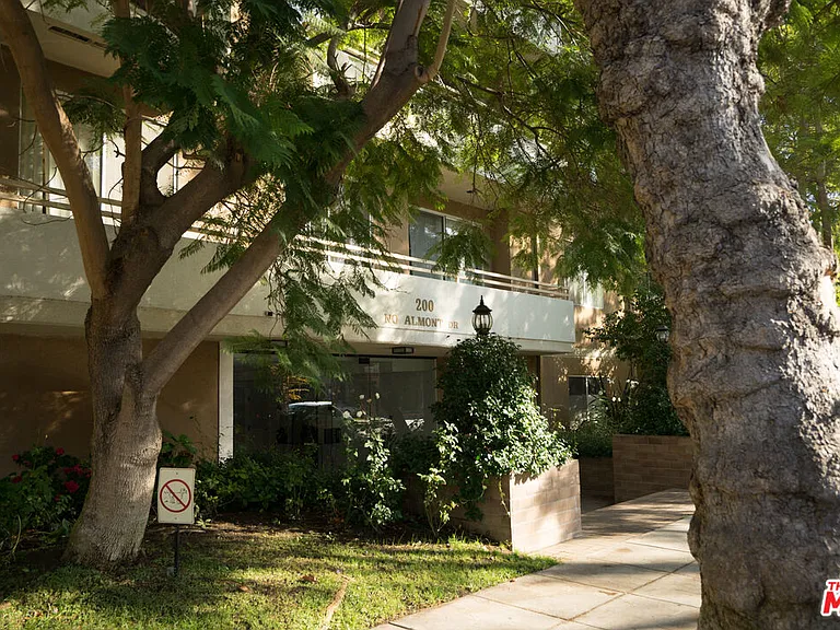 200 N Almont Dr #302 — Photo 27
