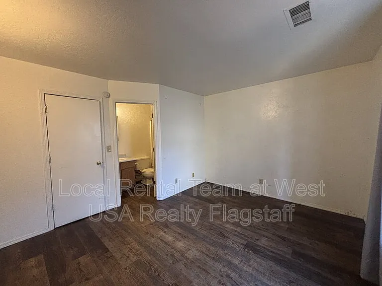 625 S Fountaine St #B — Photo 11