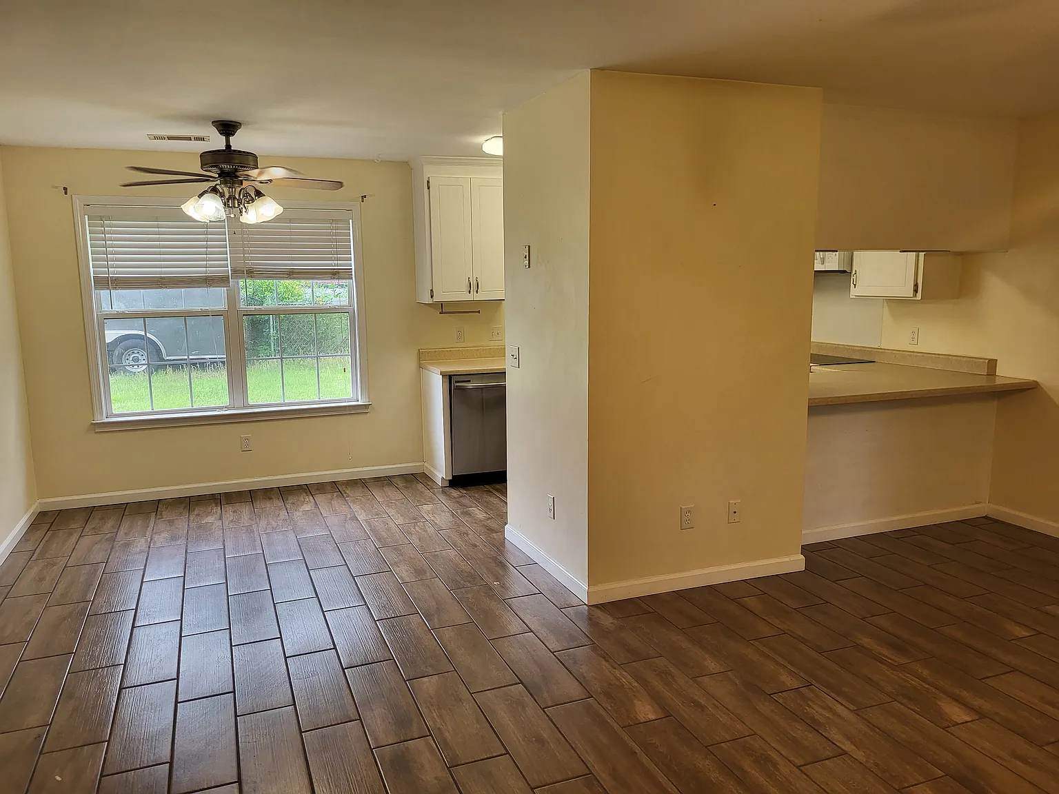3 bed, 1250 sqft, $1,200 — Photo 2