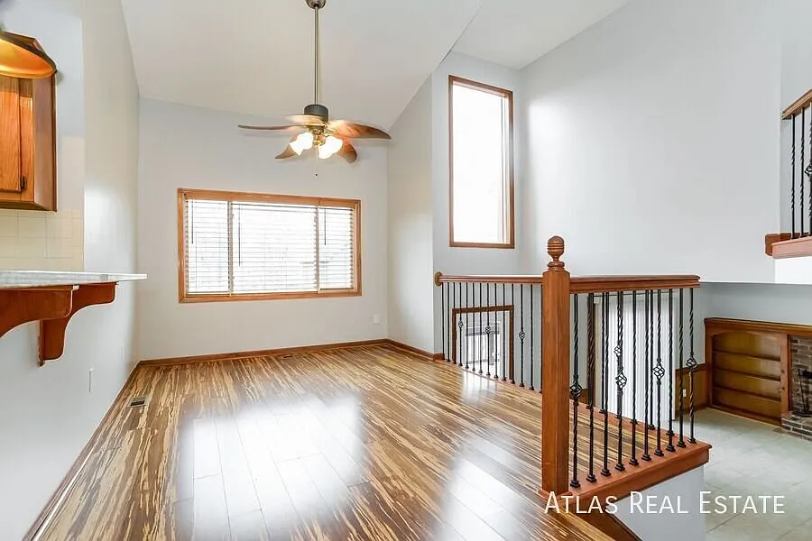 Modern Quadrupled Split level in Shawnee! Fresh out of renovation! — Photo 3