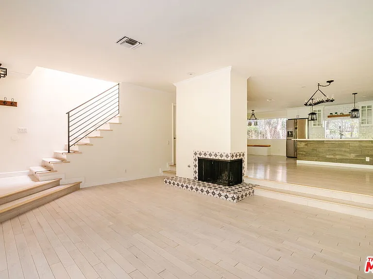 141 N Clark Dr #2 — Photo 3