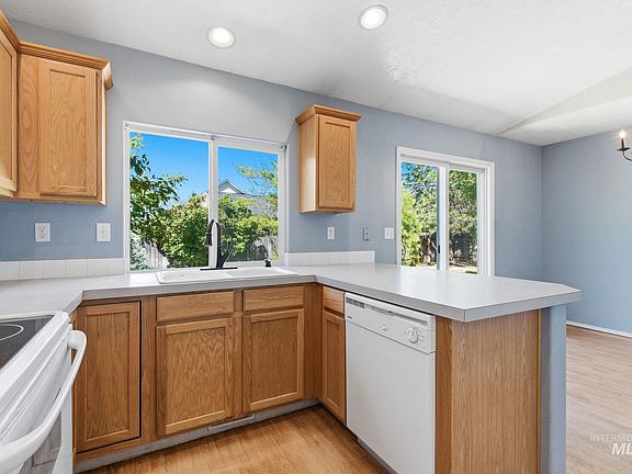 4th image of 602 E Rosemary St