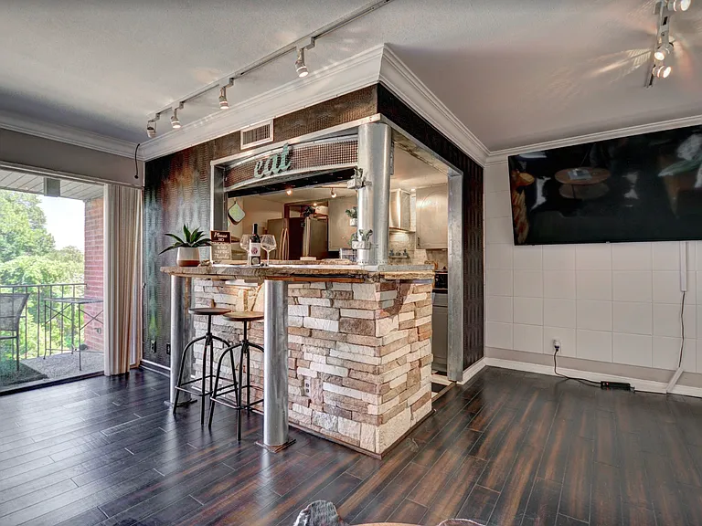 502 E Avenue J — Photo 1
