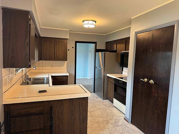 3rd image of 92 Brookfield Dr #1