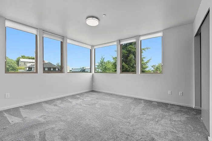 2409 E Thomas St — Photo 17