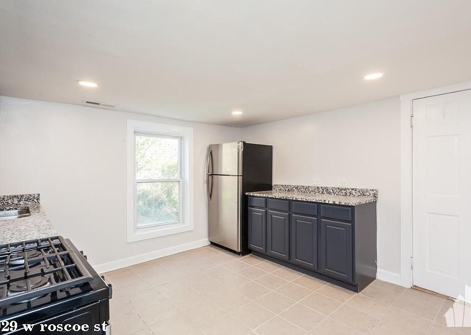 1st image of 2929 W Roscoe St #426