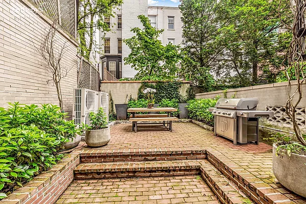 Sold by Sotheby's International Realty | media 23